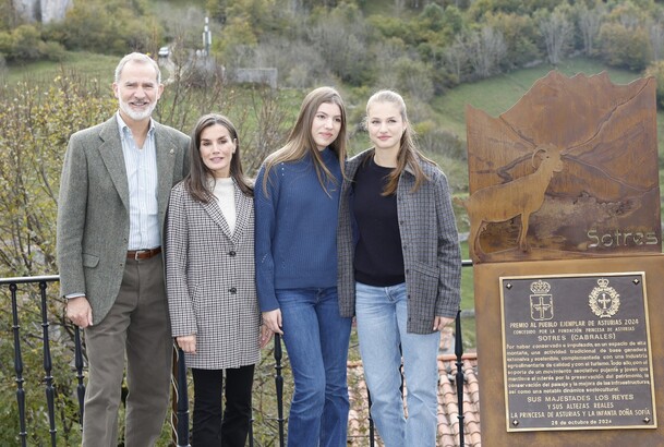 Don Felipe y Doña Letizia y sus hijas Doña Leonor y Doña Sofía junto a la placa conmemorativa de la visita a Sotres