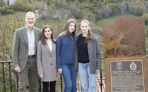 Don Felipe y Doña Letizia y sus hijas Doña Leonor y Doña Sofía junto a la placa conmemorativa de la visita a Sotres