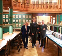 Su Majestad el Rey acompañado de las autoridades visita la bibioteca de la Sociedad Bilbaína