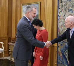 Su Majestad el Rey recibe el saludo del Doctor Carl H. June, ganador del Premio Internacional de Ciencias Médicas "Abarca Prize"