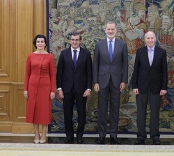 Fotografía de grupo de Su Majestad el Rey con el doctor Carl H. June y los demás componentes de la audiencia