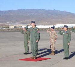 Su Majestad el Rey junto a las autoridades que le recibieron recibe honores de un piquete