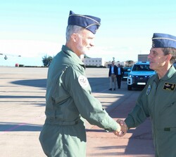 A su llegada, Su Majestad el Rey recibe el saludo del General del Aire Jefe de Estado Mayor del Ejéricito del Aire y del Espacio, Francisco Braco Carb