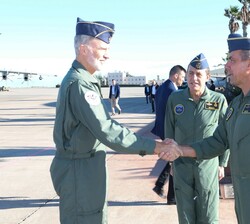 Su Majestad el Rey recibe el saludo del Coronel Jefe de la Base Aérea de Gando y Ala 46, Bayardo Abos Álvarez-Buiza