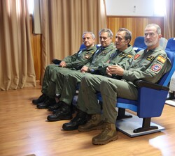 Don Felipe al inicio del briefing junto a las autoridades