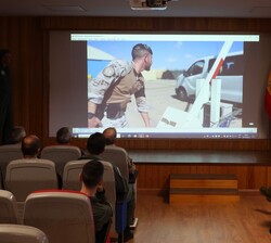 Su Majestad el Rey durante la proyección de un vídeo en el briefing