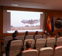 Don Felipe durante la proyección de un vídeo