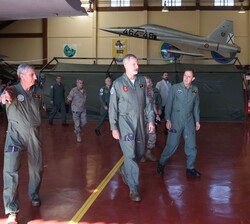 Su Majestad el Rey a su salida del briefing