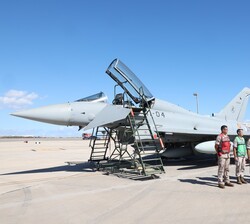 Su Majestad el Rey durante su visita frente a un Eurofighter