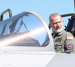 Su Majestad el Rey ocupa el asiento de piloto del Eurofighter