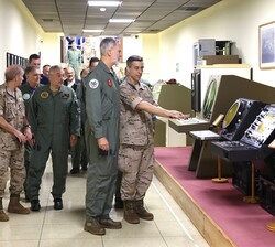 Su Majestad el Rey durante su visita de la zona táctica