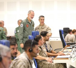 Su Majestad el Rey durante el desarrollo del Ejercicio SIRIO en la Base Aérea de Gando