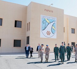 Su Majestad el Rey junto a las autoridades a su salida de la Sala de Operaciones