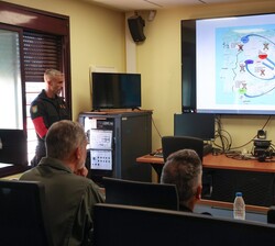 Su Majestad el Rey durante las explicaciones de las labores que están realizando con respecto a las inundaciones, las distintas unidades de la UME