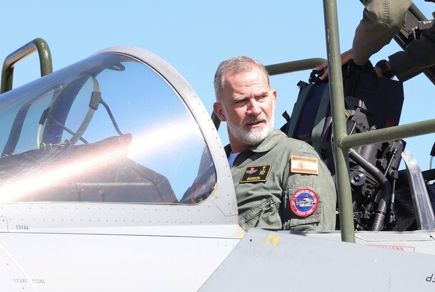 Su Majestad el Rey ocupa el asiento de piloto del Eurofighter
