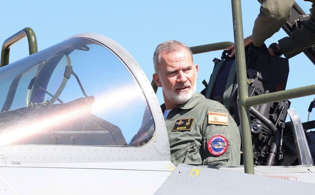 Su Majestad el Rey ocupa el asiento de piloto del Eurofighter