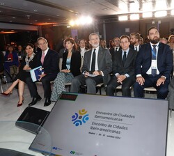 Don Felipe en la primera fila de asientos