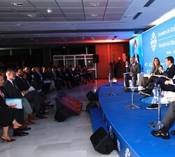 Su Majestad el Rey durante el desarrollo del “I Encuentro de Ciudades Iberoamericanas”