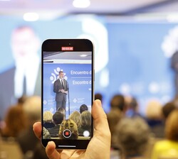 Don Felipe dirige unas palabras a los asistentes al “I Encuentro de Ciudades Iberoamericanas”