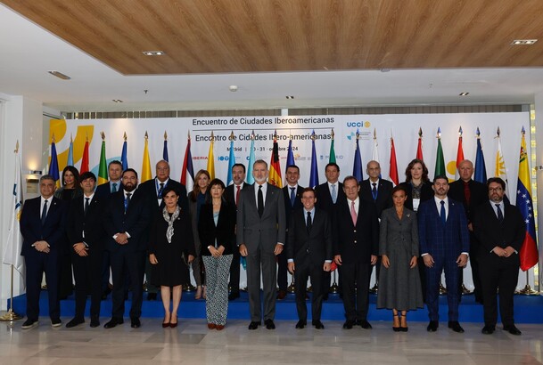 El Rey y los participantes en el “I Encuentro de Ciudades Iberoamericanas”