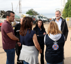 Sus Majestades los Reyes conversan con las autoridades y representantes de los equipos de Emergencias