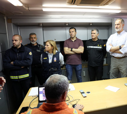 Sus Majestades los Reyes durante las explicaciones en el Puesto de Mando Avanzado (PMA)
