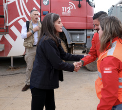 Su Majestad la Reina saluda al personal de Cruz Roja destacado en la zona