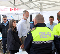 Sus Majestades los Reyes junto a los Policías Locales de Paiporta