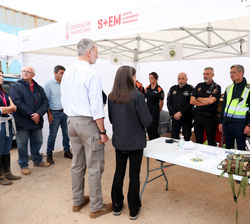 Sus Majestades los Reyes junto a los Policías Locales de Paiporta