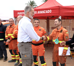 Su Majestad el Rey saluda a los bomberos que se encuentran en la zona