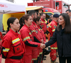 Su Majestad la Reina saluda al personal de emergencias