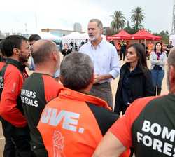 Sus Majestades los Reyes conversan a los Bomberos Forestales que se encuentran en la zona