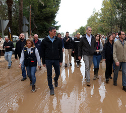 Sus Majestades los Reyes, junto al resto de autoridades, se dirigen hacia el núcleo urbano de Paiporta