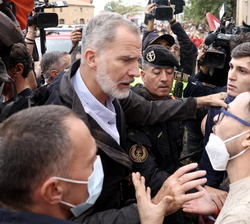 Su Majestad el Rey conversa con los vecinos afectados de Paiporta