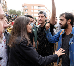 Su Majestad la Reina conversa con los vecinos afectados de Paiporta