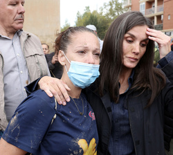 Su Majestad la Reina junto a los vecinos afectados de Paiporta