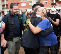 Su Majestad la Reina junto a los vecinos afectados de Paiporta