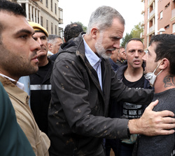 Su Majestad el Rey conversa con los vecinos afectados de Paiporta