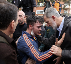 Su Majestad el Rey conversa con los vecinos afectados de Paiporta