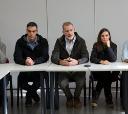 Sus Majestades los Reyes durante la reunión en el CECOPI