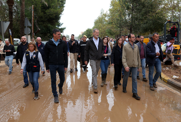 Sus Majestades los Reyes, junto al resto de autoridades, se dirigen hacia el núcleo urbano de Paiporta