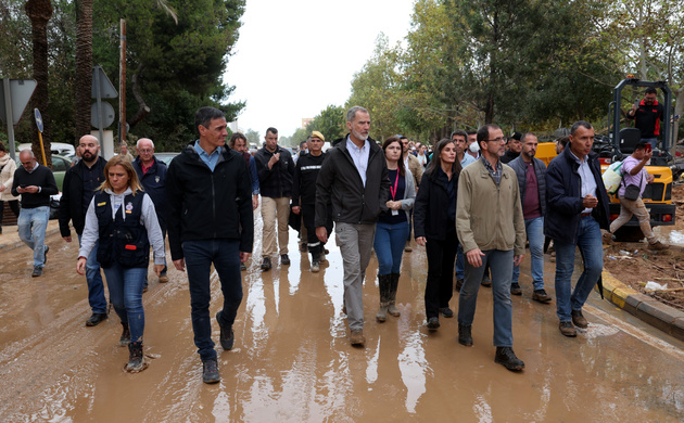 Sus Majestades los Reyes, junto al resto de autoridades, se dirigen hacia el núcleo urbano de Paiporta