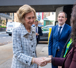 Su Majestad la Reina Doña Sofía a su llegada al Instituto Cervantes de Nueva York es recibida por la la consul general