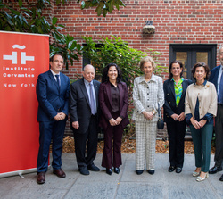 Fotografía de grupo de Su Majestad la Reina Doña Sofía con las autoridades y dirección del Queen Sofía Spanish Institute
