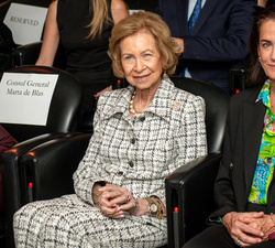 Su Majestad la Reina Doña Sofía junto a la presidenta del Queen Sofía Spanish Institute en primera fila de asientos