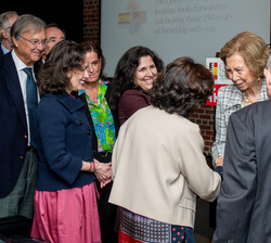 Su Majestad la Reina Doña Sofía conversa con las autoridades y dirección del Queen Sofía Spanish Institute