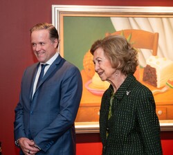 Doña Sofía junto a las autoridades que la recibieron en la galería Sotheby's