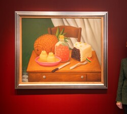 Su Majestad la Reina junto al cuadro del maestro Fernando Botero "Still Life"