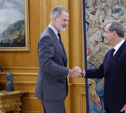 Don Felipe recibe el saludo de Andrés Allamand Zavala, secretario general Iberoamericano