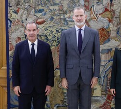 El Rey junto al secretario general Iberoamericano, Andrés Allamand Zavala, y María Susana Sumelzo Jordán, Secretaria de Estado para Iberoamérica y el 